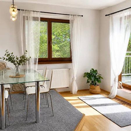 Spacious With Free Parking Near Prague Apartamento *