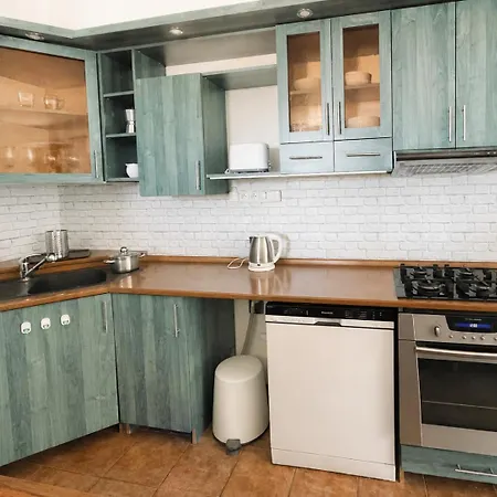 Spacious With Free Parking Near Prague Apartamento