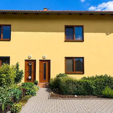 Spacious With Free Parking Near Prague Lejlighed Rudná
